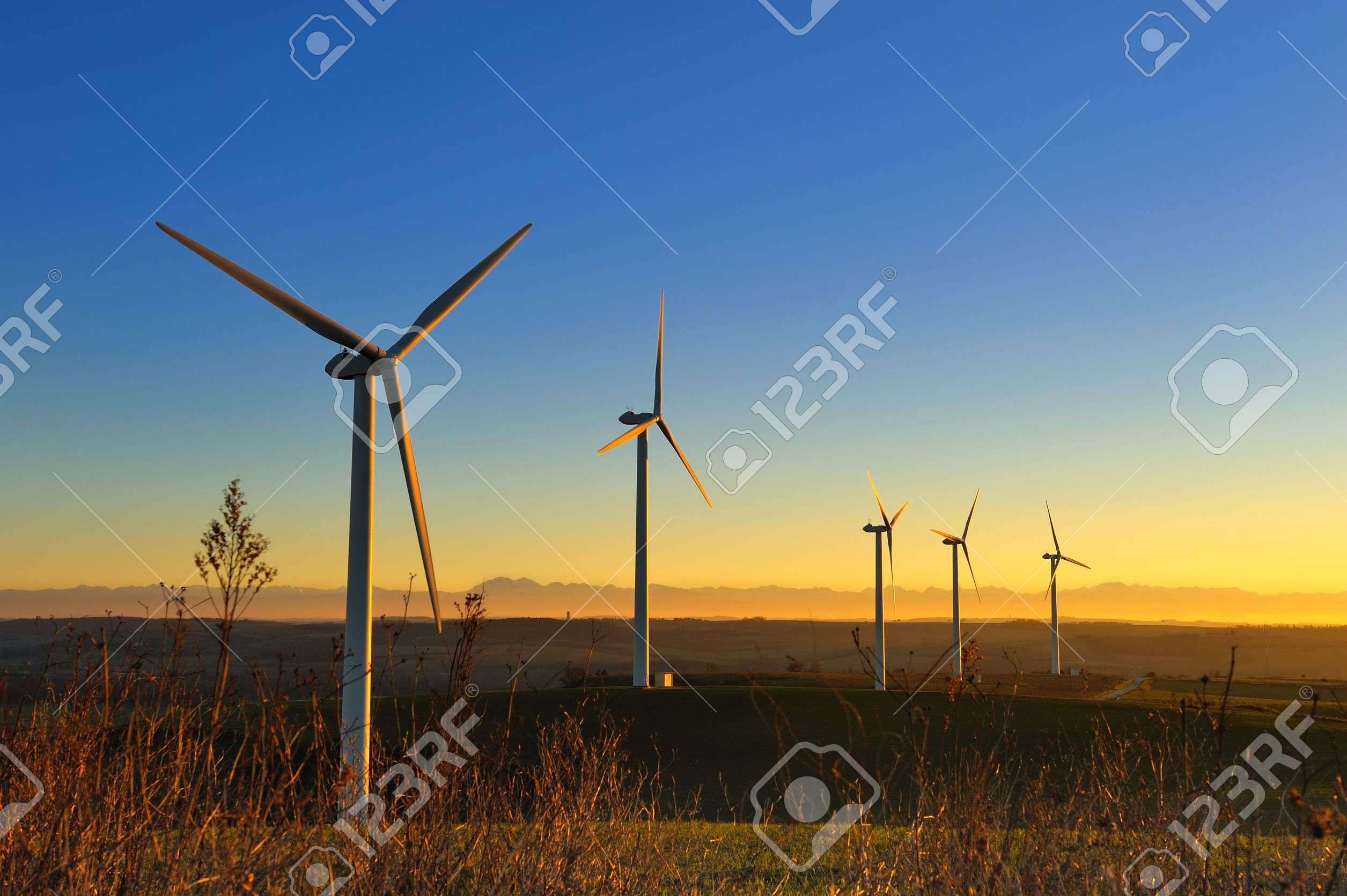 11123851-un-turbine-eoliche-nel-Sud-della-Francia-Archivio-Fotografico